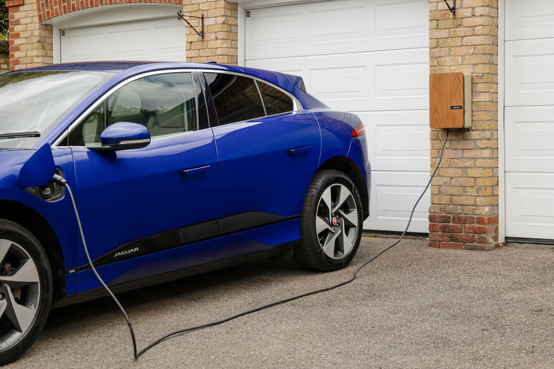 Confronto tra ibridi elettrici e benzina